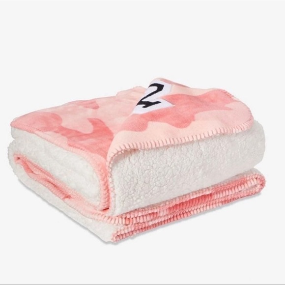 Pink camo Sherpa blanket - Picture 2 of 5